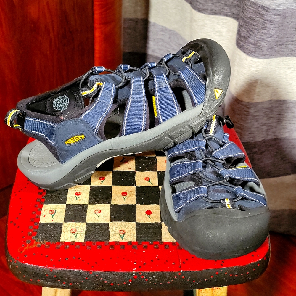 KEEN navy blue GO ANYWHERE sandals in Women 8.5